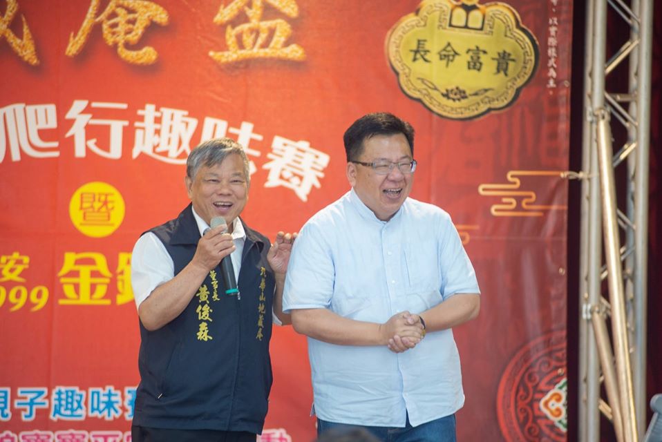 嘉義市九華山地藏庵董事長黃俊森（左）明確表態挺英，引發議論。 圖：九華山地藏庵/提供