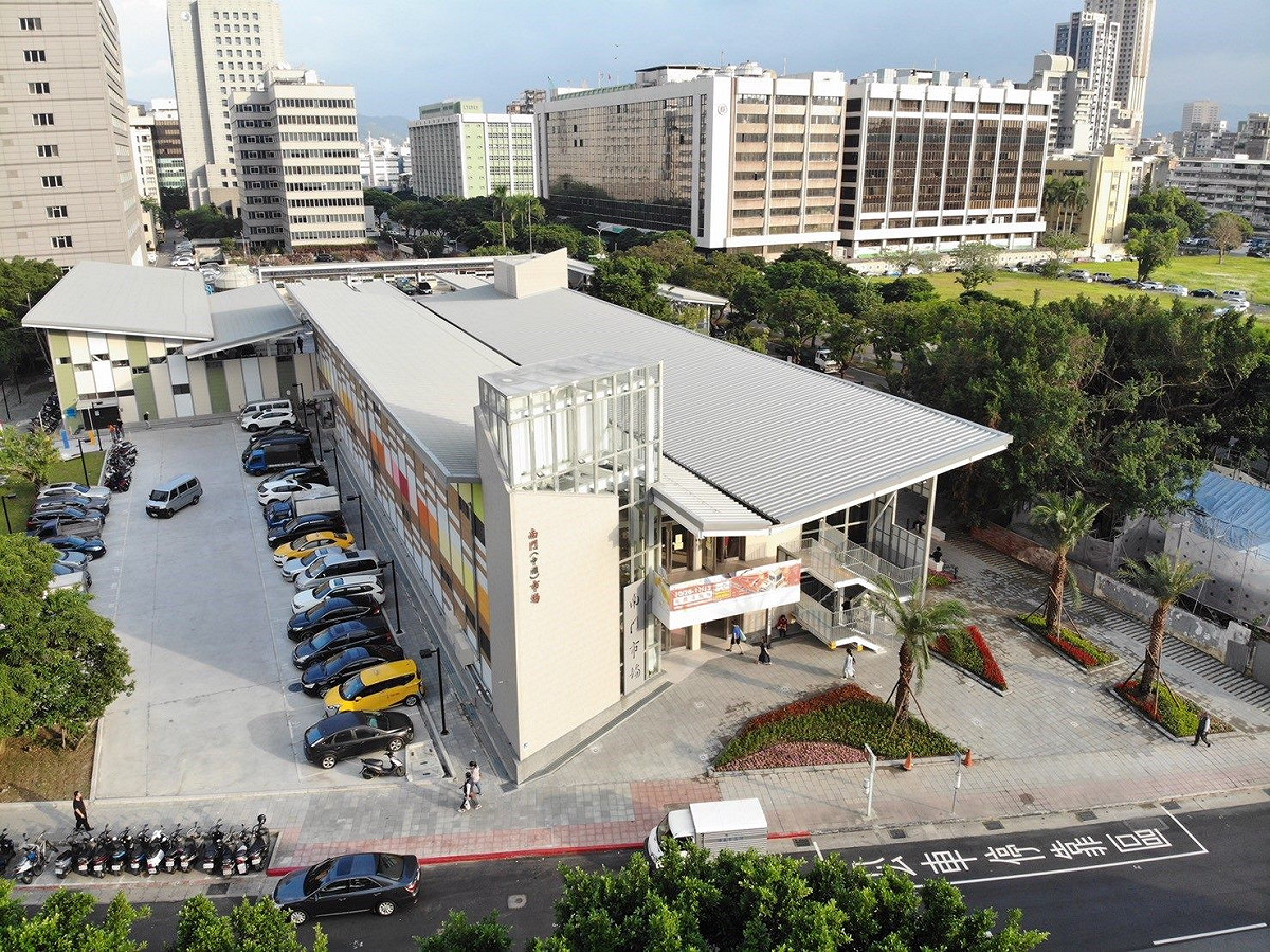 中繼市場設計與傳統市場大樓截然不同，更有設計感，也融入綠建築概念。  圖：台北市工務局／提供