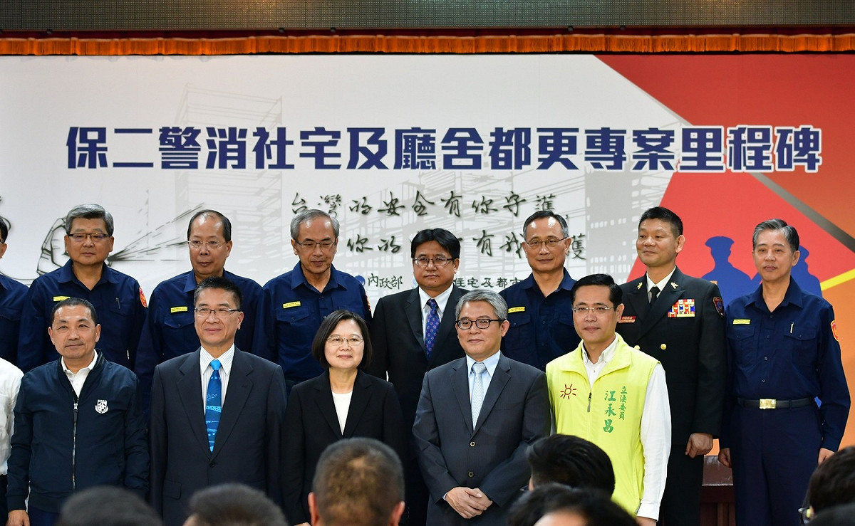 蔡英文總統（右3）、內政部長徐國勇（左2）和新北市長侯友宜（左1）同框合照。 圖：內政部提供