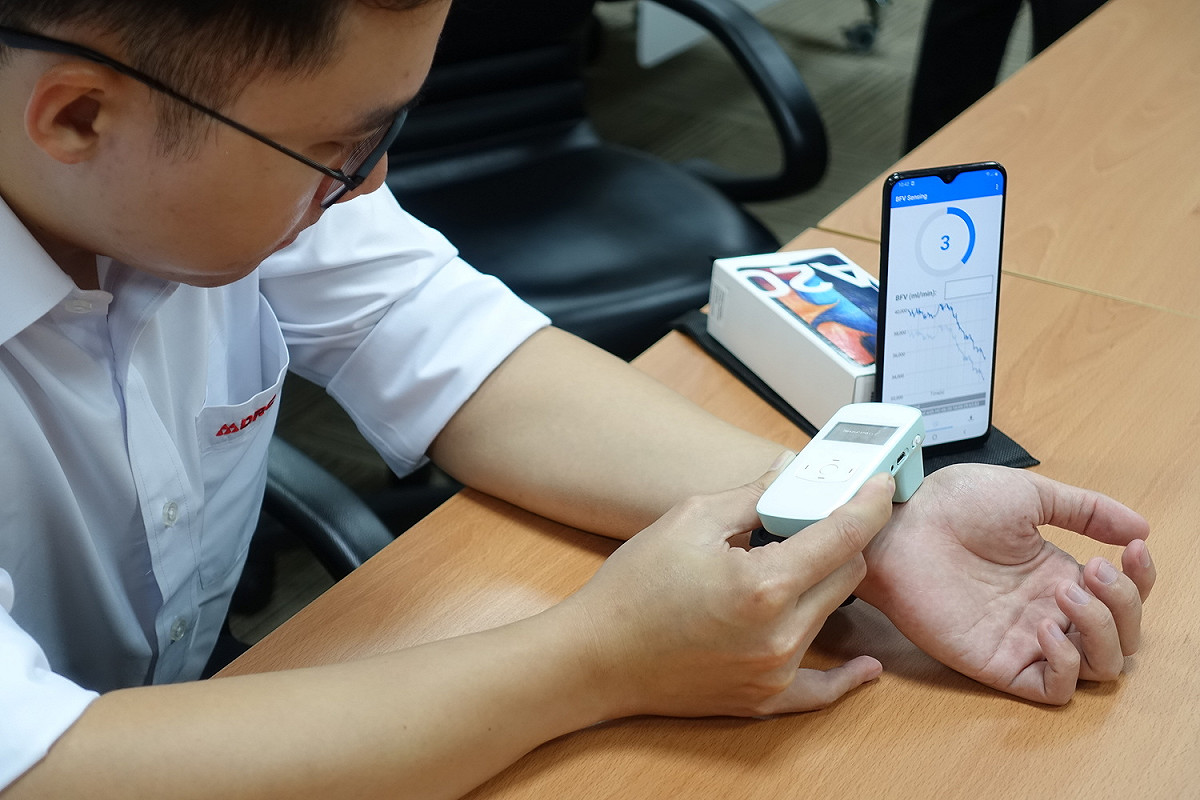 研發團隊人員現場實測。 圖：郜敏／攝