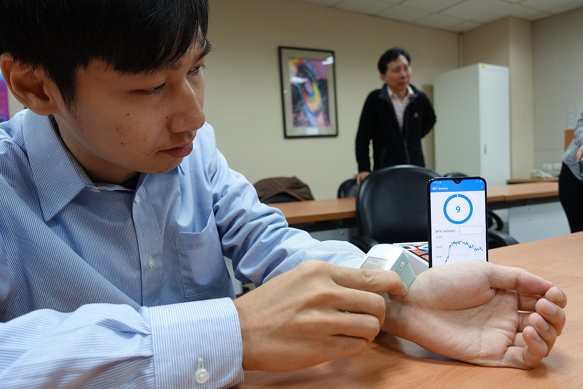 研發團隊人員現場示範實測情況。 圖：郜敏／攝