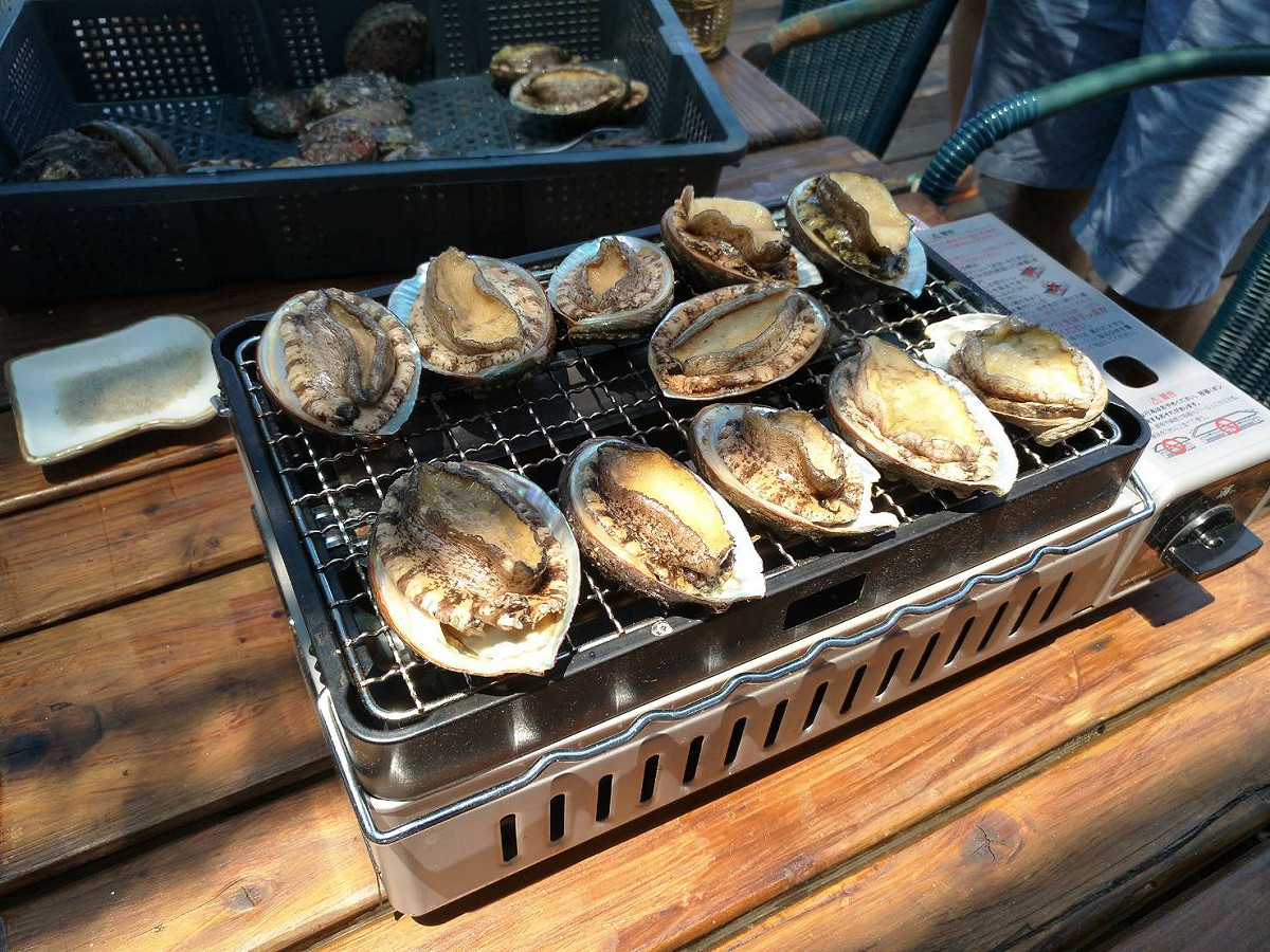 海洋牧場現烤新鮮貢寮鮑。 圖：新北市政府／提供