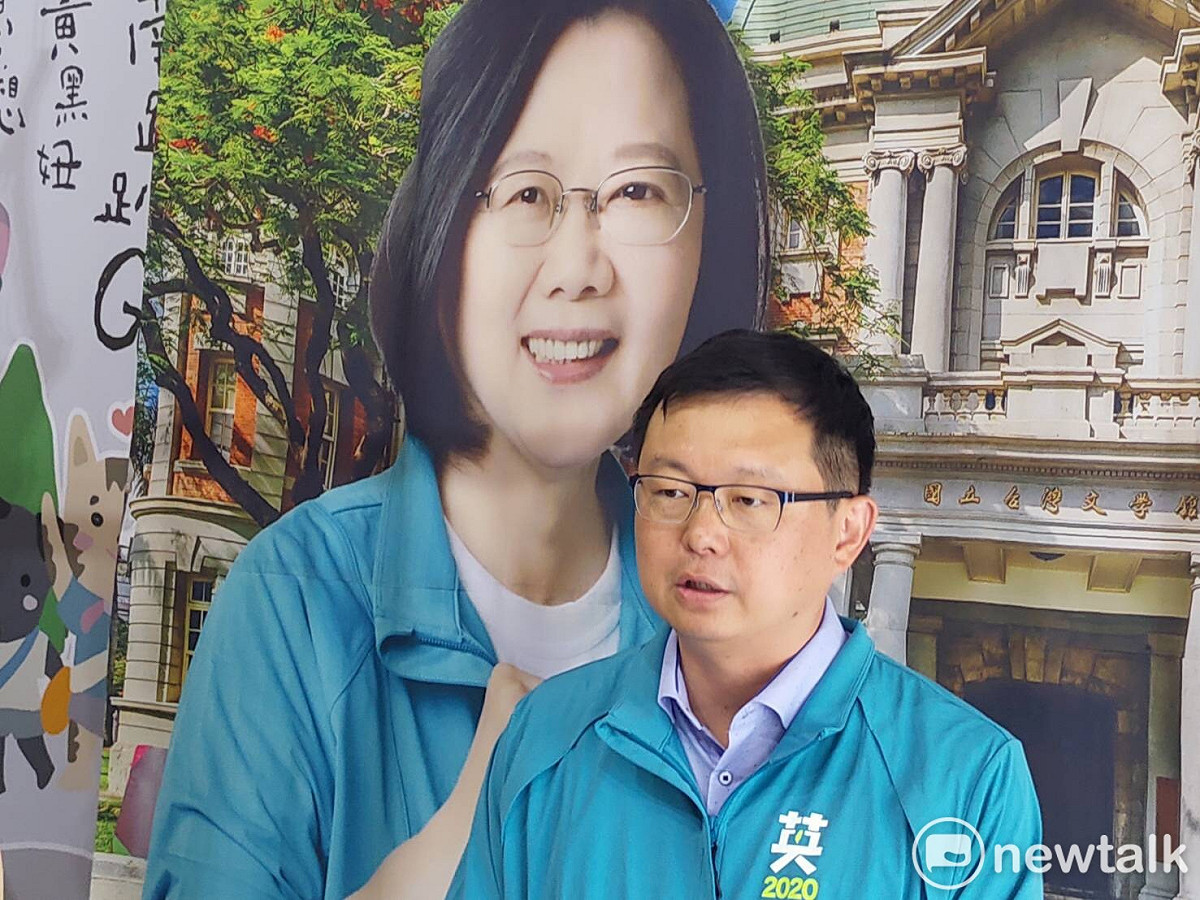 台南小英競選總部發言人李退之舉行記者會，批評韓國瑜的做法就跟許多國民黨人一樣，習慣把國家資產當作個人資源。 圖／黃博郎攝