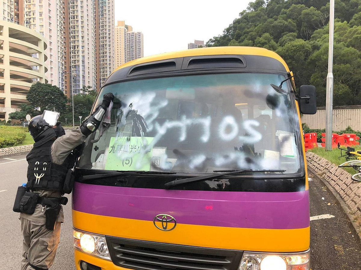 香港警察在其臉書專頁發表兩篇「謠言澄清」。圖為港警辯稱是示威者噴漆塗污校車巴士，致使駕駛視線受阻無法駛離，警方到場是協助清理，讓校車得以駛離。 圖：翻攝香港警察 Hong Kong Police臉書
