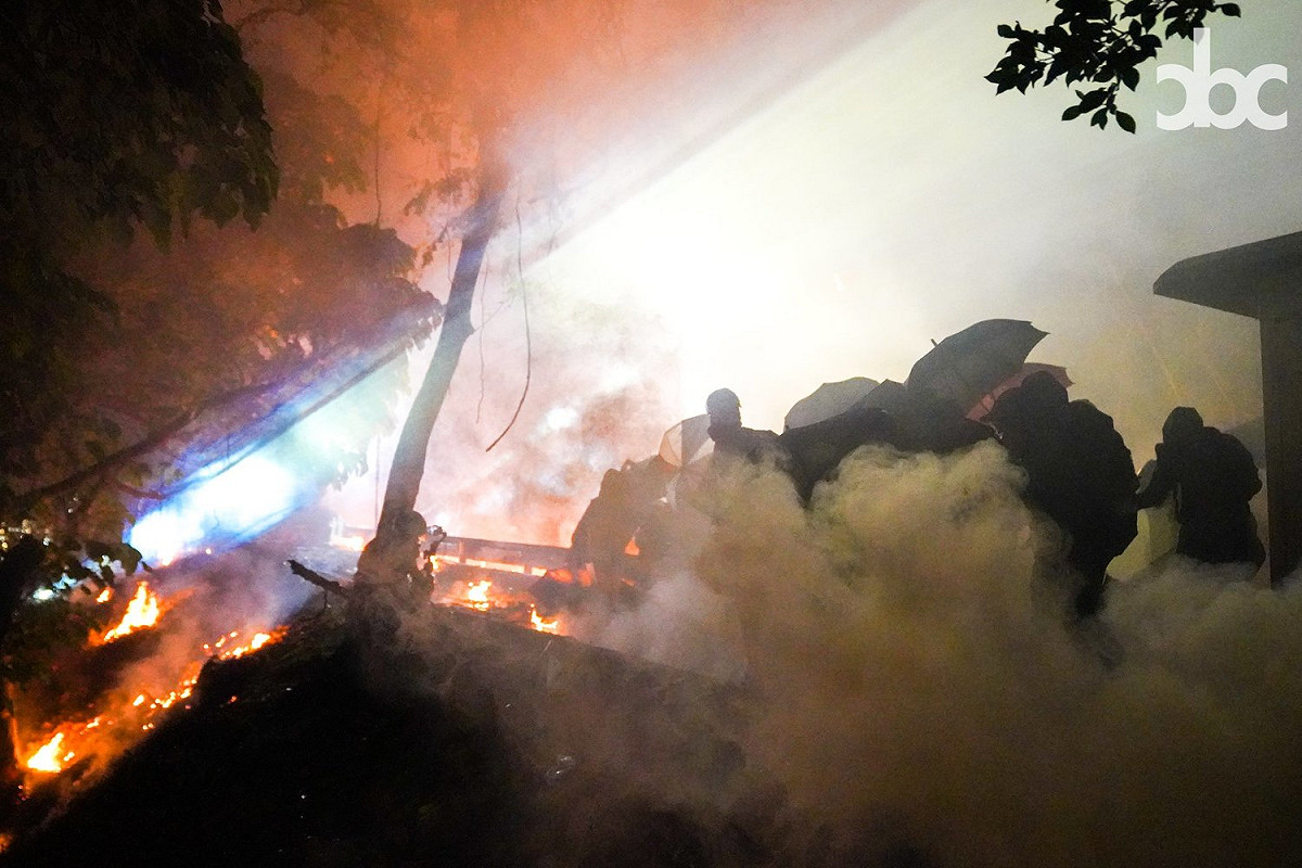 港警與學生爆發衝突，互相丟擲武器，校園內煙霧瀰漫、火苗四竄，場面險象環生。 圖：翻攝自城市廣播臉書