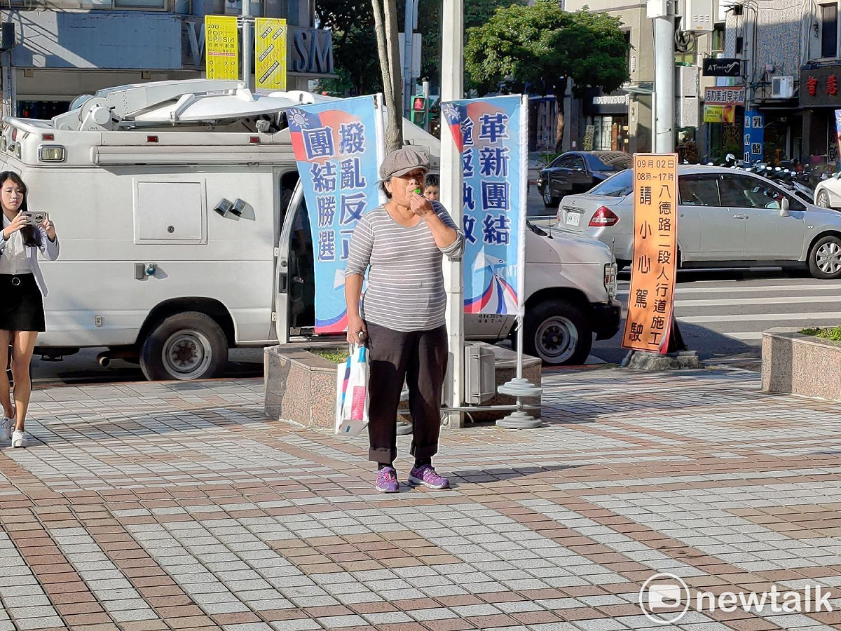 一名許姓民眾在國民黨中央黨部外吹哨，表達對國民黨不分區名單的不滿。 圖：黃建豪/攝