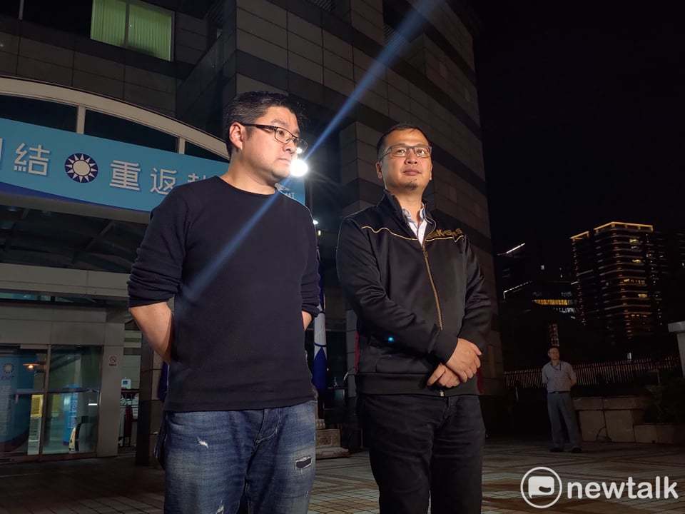 前總統府副發言人羅智強（右）、國民黨台北市議員徐弘庭（左）表達對國民黨主席吳敦義自列安全名單的不滿。 圖：黃建豪/攝