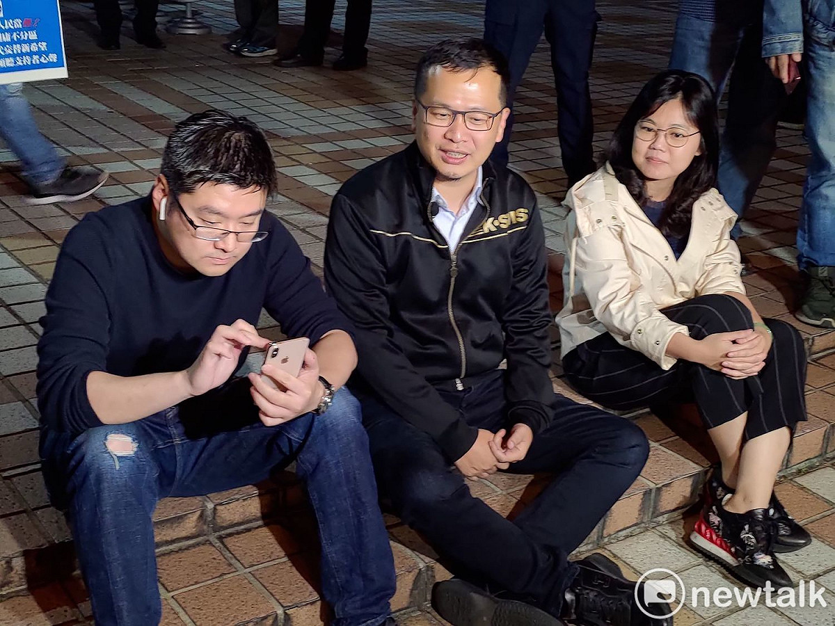 徐弘庭、羅智強、游淑慧靜坐抗議。 圖：黃建豪/攝