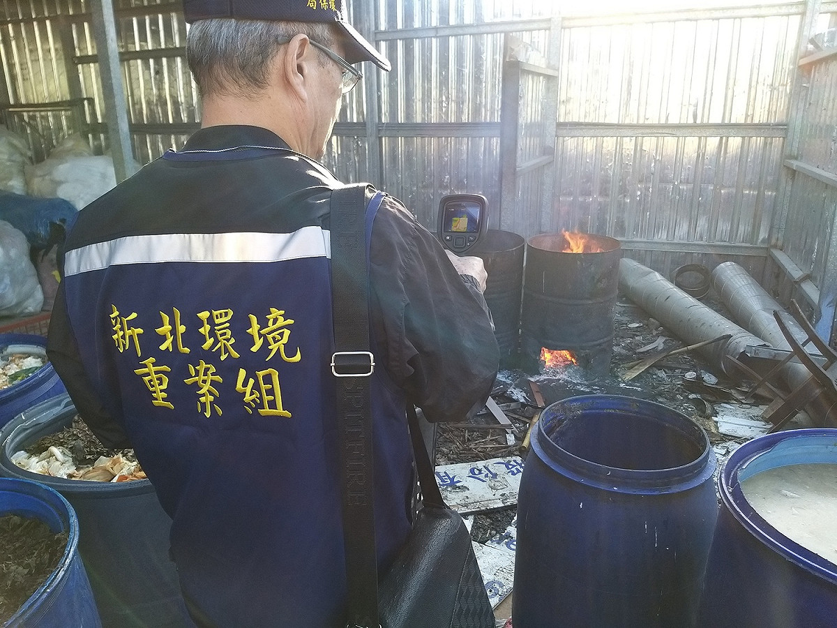 重案組人員進場發現業者正在燃燒處理廢棄物。 圖：新北市政府環保局／提供