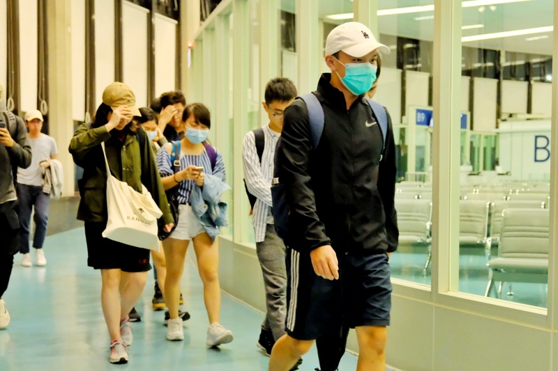 在香港的台北經濟文化辦事處協助下，香港中文大學71名台灣學生在14日凌晨抵台。學生們多數都戴著口罩，卻難掩滿面倦容，雖然已經抵達台灣，許多學生們仍是驚魂未定，也不願回答任何問題。 圖：中央社提供