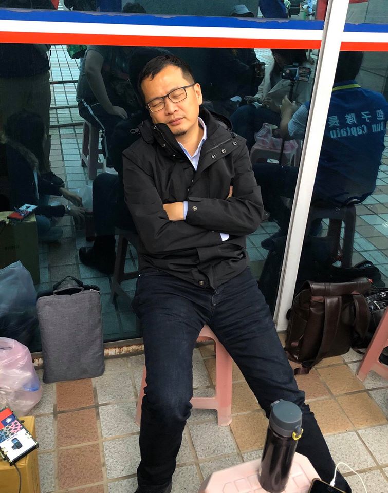 總統府前副發言人羅智強在國民黨中央前靜坐抗議，夜諫黨主席，希望撤回不分區名單，14日清晨已經累癱。 圖：翻攝自羅智強臉書