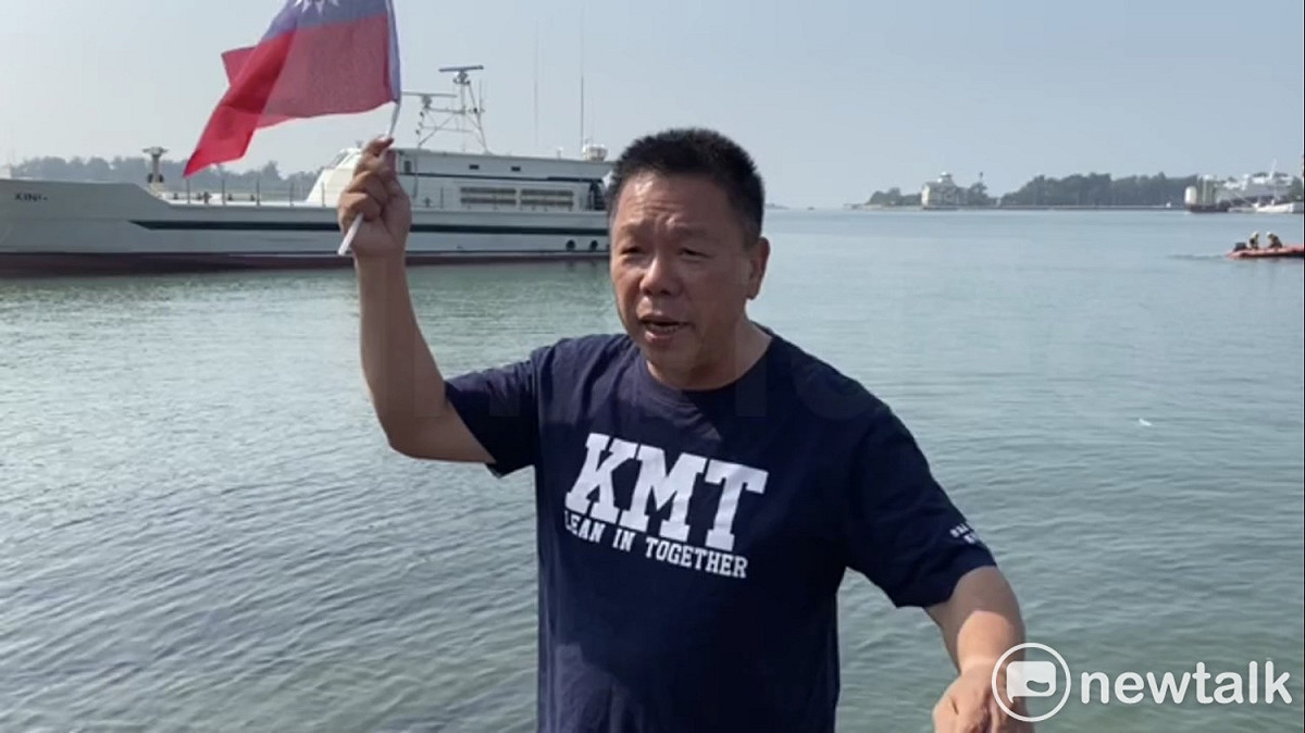國民黨立委候選人、台南市議員蔡育輝不滿立委不分區名單，14日赴安平港旁「跳海」。 圖 : 黃博郎 / 攝（資料照片）