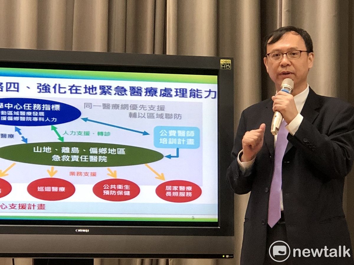 衛福部醫事司長石崇良今（14）天在行政院會後記者會說明「公費醫師期滿留任獎勵計畫」。 圖：謝莉慧／攝