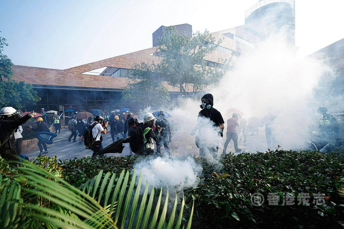 香港理工大學附近今天再度有黑衣人士聚集，10多名防暴警察上午10時許在漆咸道南及暢運道交界舉旗警告，並施放催淚彈，黑衣人則向警方投擲汽油彈及磚頭反擊。 圖：翻攝香港眾志 Demosistō臉書(資料照片)