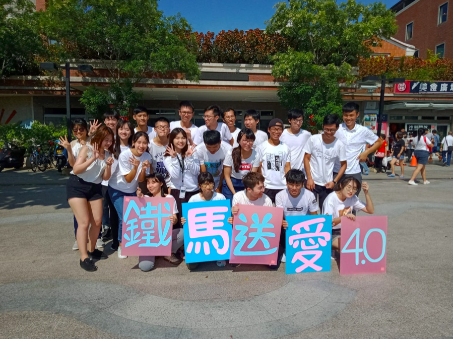 愛now青年志工團從2017年開始舉辦「鐵馬送愛」，找來全國各地的大學生親身陪伴長輩。 圖：愛now青年志工團／提供