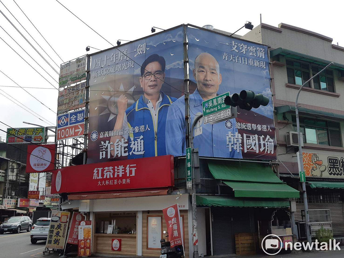 許能通懸掛與韓國瑜合體的照片，選立委企圖心很強。 圖：蔡坤龍/攝