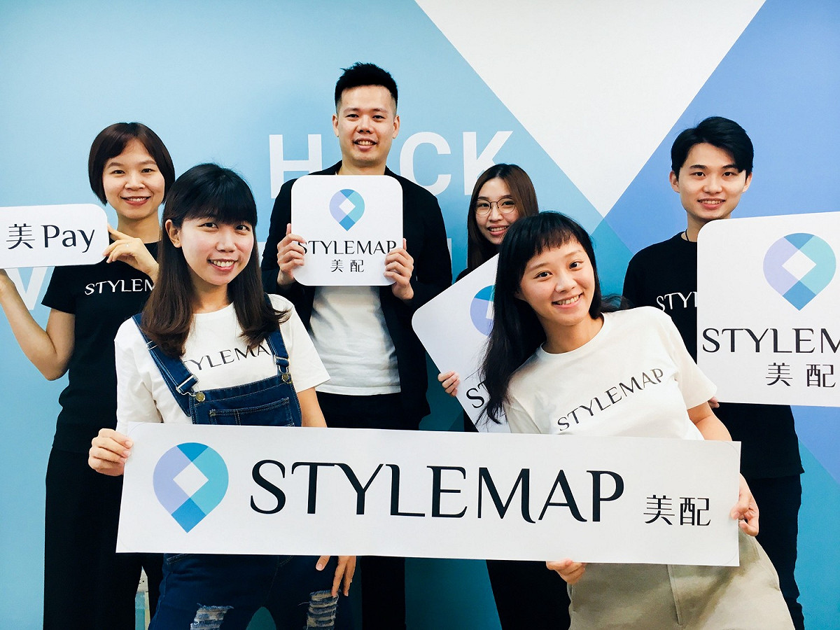圖片為 StyleMap 美配部分團隊成員。前排左右分別是客戶顧問饒卿玄及薛靜茹。後排由左至右為 StyleMap 美配共同創辦人暨行銷長廖珮箴、 共同創辦人暨執行長程瀚平、工程師佘上翎、實習生宋建學。 圖：創夢市集／提供