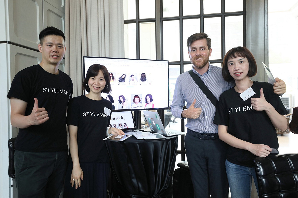 2019 年 StyleMap 美配受邀參加 L’Oréal 曼谷 CMO 高峰會。由左至右為 StyleMap 美配共同創辦人暨執行長程瀚平、行銷長廖珮箴、萊雅沙龍事業部代表，以及 StyleMap 美配共同創辦人暨客戶長曹宇欣，也是程瀚平的太太。 圖：StyleMap 美配／提供