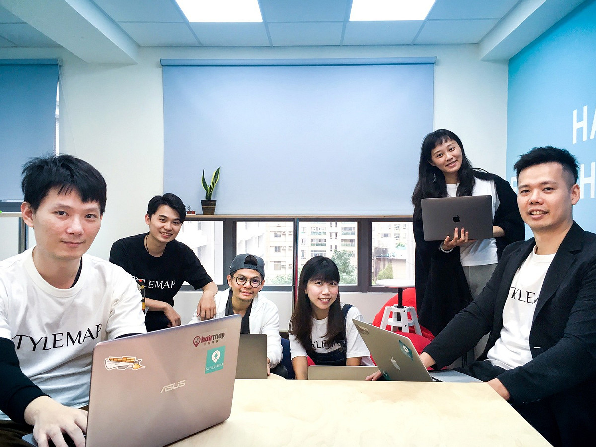 圖片為 StyleMap 美配部分團隊成員。由左至右為 StyleMap 美配技術長顏傳哲、實習生宋建學、UI/UX 設計師楊博荏、客戶顧問饒卿玄、客戶顧問薛靜茹、StyleMap 美配共同創辦人暨執行長程瀚平。 圖：創夢市集／提供