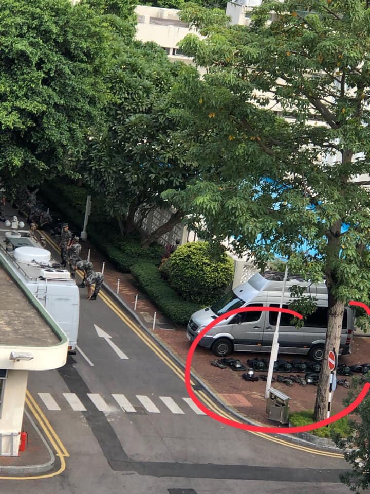 香港網友10月初拍到在解放軍軍營，有港警速龍小隊的裝備（紅圈處）。 圖：翻攝自Too Wing臉書