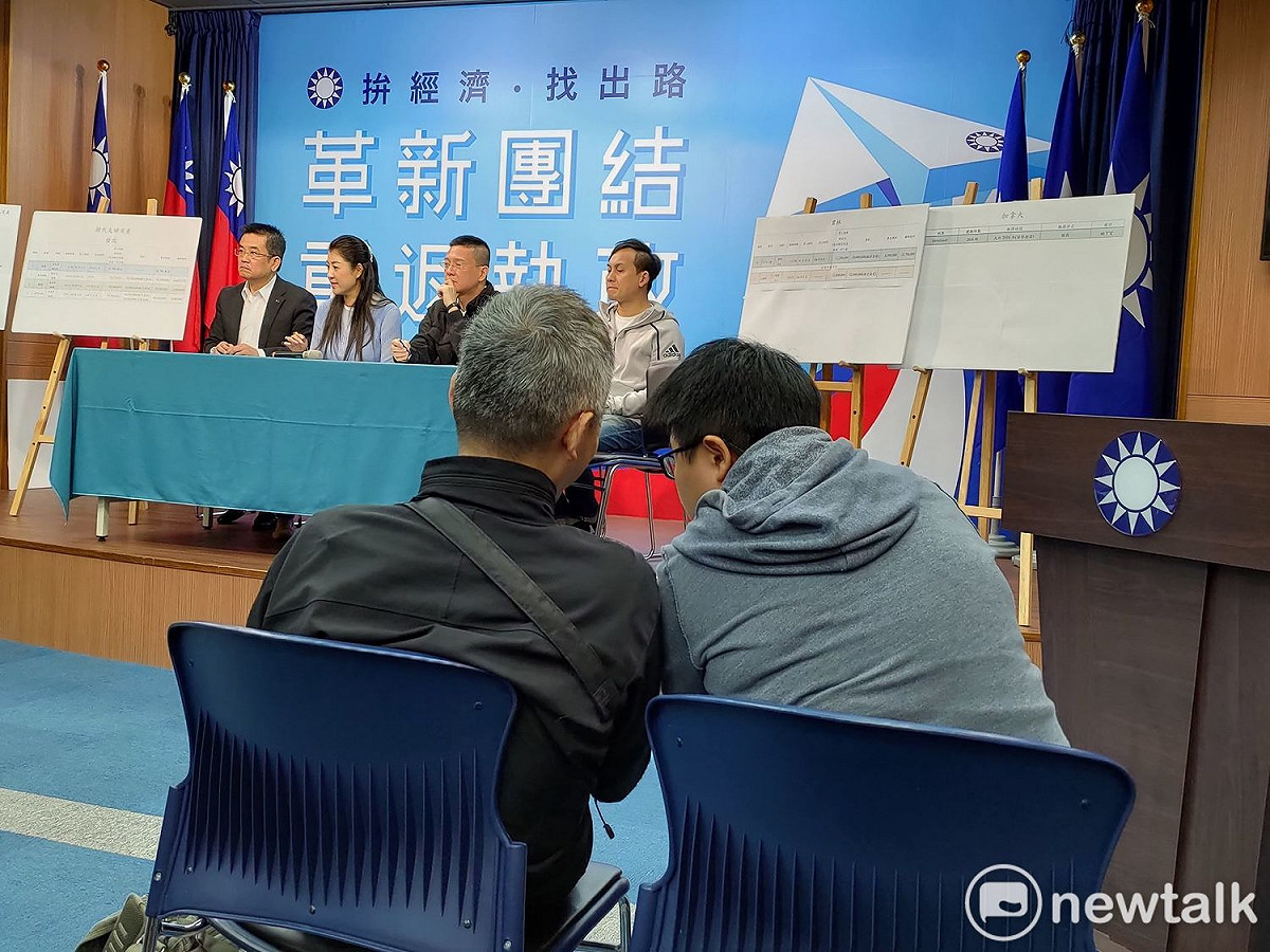 壹週刊記者（圖右）解釋韓營的質疑。 圖：黃建豪/攝