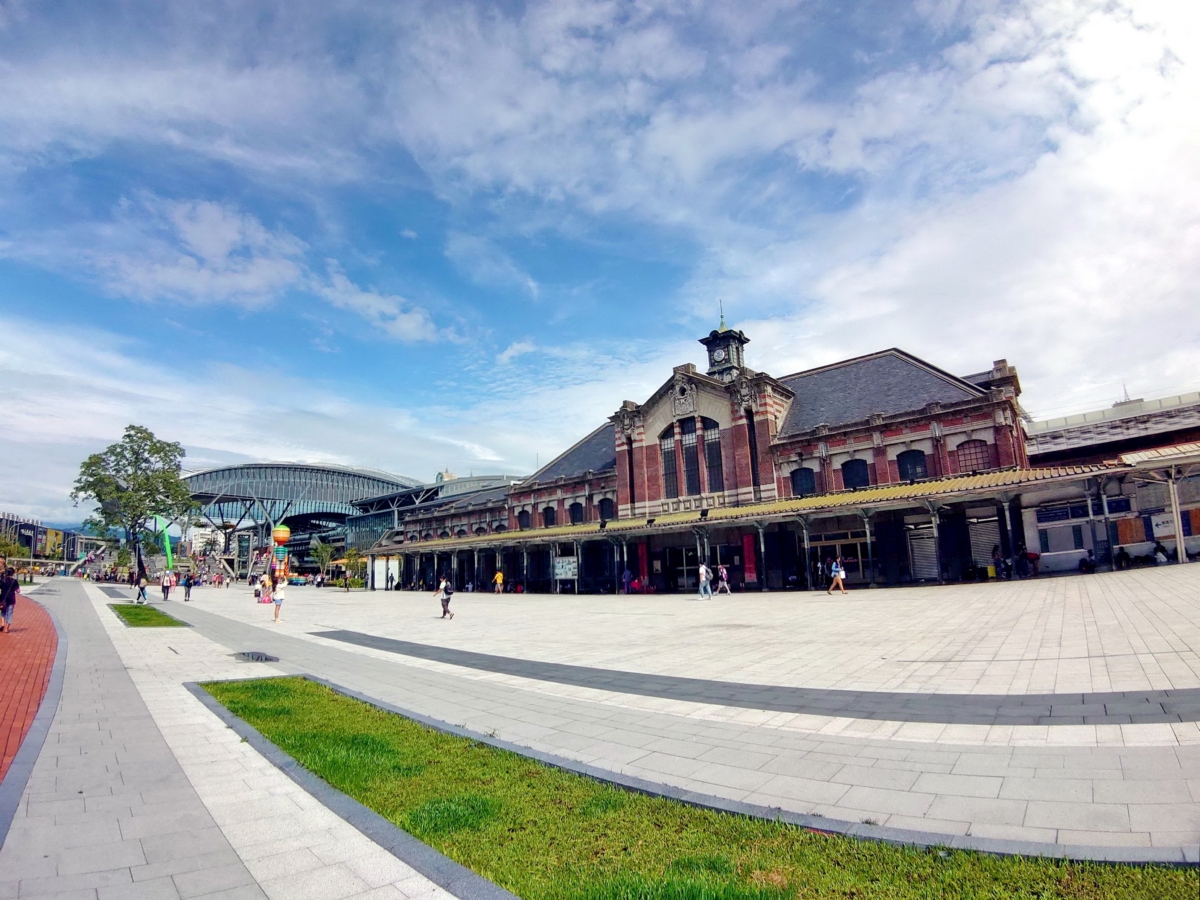 台中為即將到來的耶誕佈展作準備，台中火車站舊站站前廣場、綠川、柳川為進行布置，施工區域禁止進入。 圖：台中市政府／提供