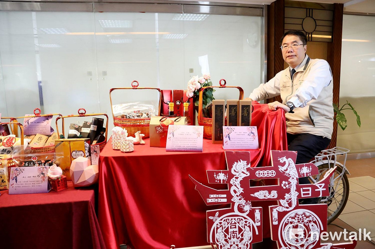 台南市長黃偉哲表示，林志玲身為台南的女兒，又從台南出嫁，市府特別準備「嫁妝一牛車」送給林志玲。 圖 : 黃博郎 / 攝