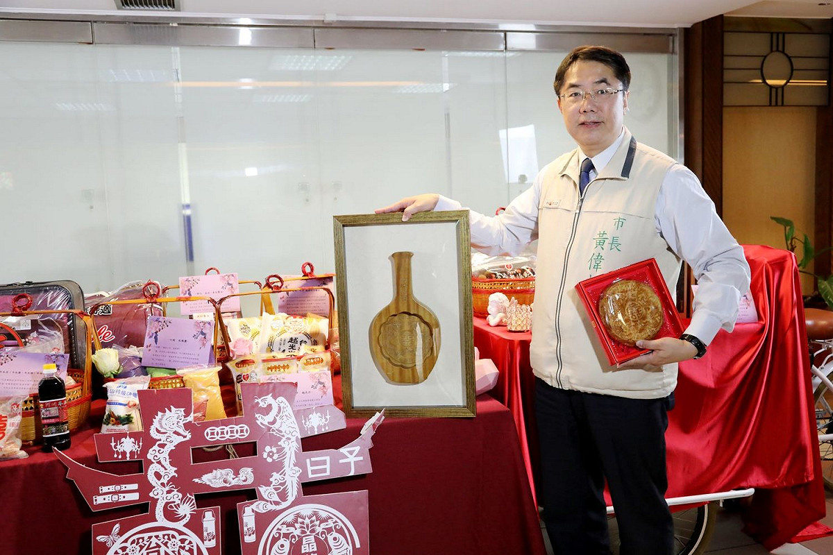 台南市政府送林志玲傳統大餅，餅模特別委託台南木工藝保存者陳啟村老師親手雕刻。 圖 : 黃博郎 / 攝