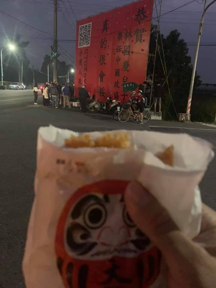 小商人實現諾言，引來大量人潮排隊領雞排。 圖：讀者提供