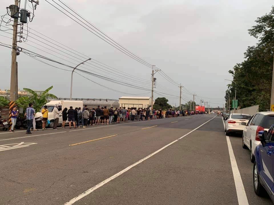 網紅小商人曾發祭品文，表示中華隊贏韓國，願發送100份便當，如今他實現諾言。 圖：讀者提供