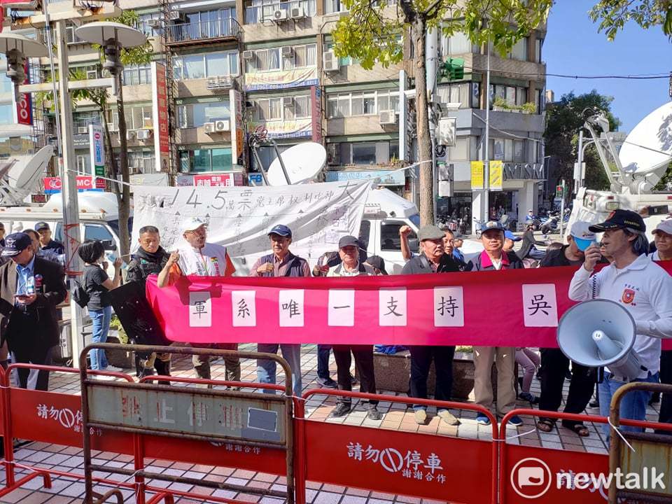 退將吳斯懷支持者。 圖：黃建豪/攝