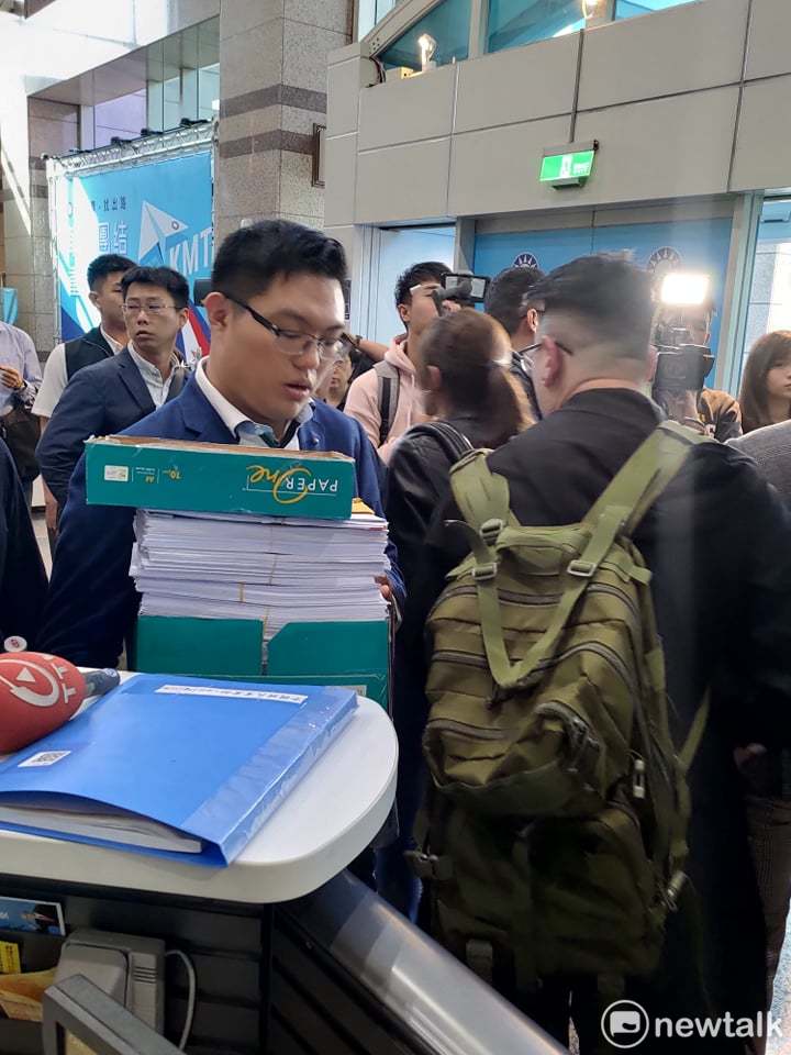 中常委田方倫抱著連署書進入中常會。 圖：黃建豪/攝