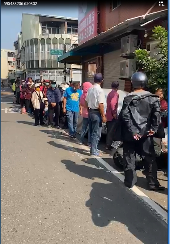免費的碳烤雞腿便當引來長長人龍排隊。 圖 :  林家燒肉便當/提供