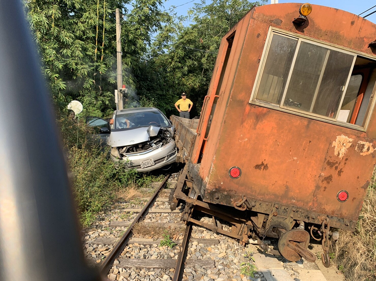 阿里山森林鐵路15日發生車禍，造成工程列車出軌。 圖：阿里山森林鐵路管理處/提供