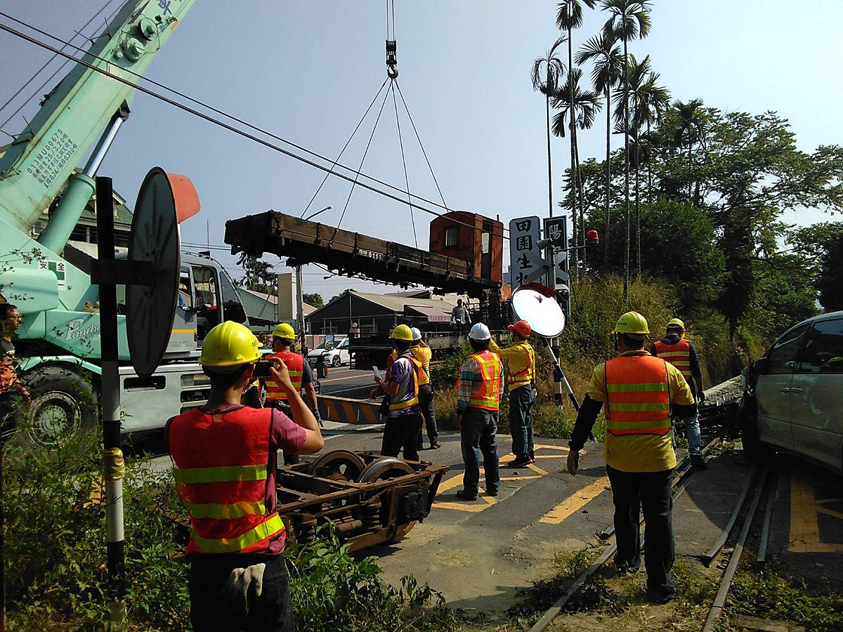 阿里山森林鐵路15日發生車禍，森鐵人員與警方前往搶救。 圖：阿里山森林鐵路管理處/提供