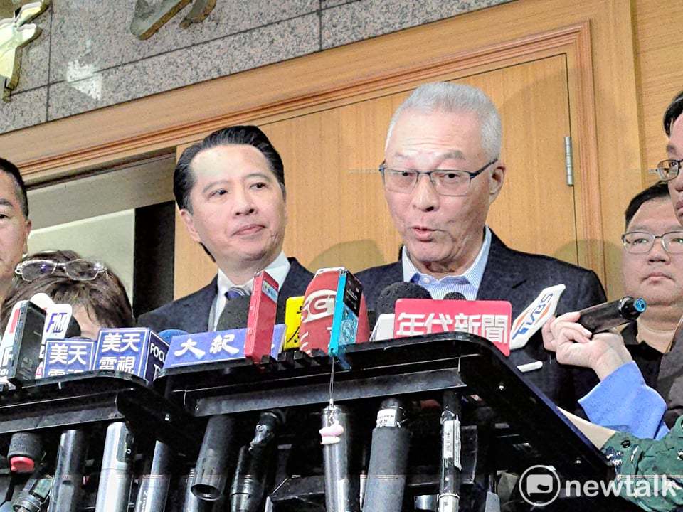 國民黨主席吳敦義（右）、國民黨發言人歐陽龍（左）。 圖：黃建豪/攝