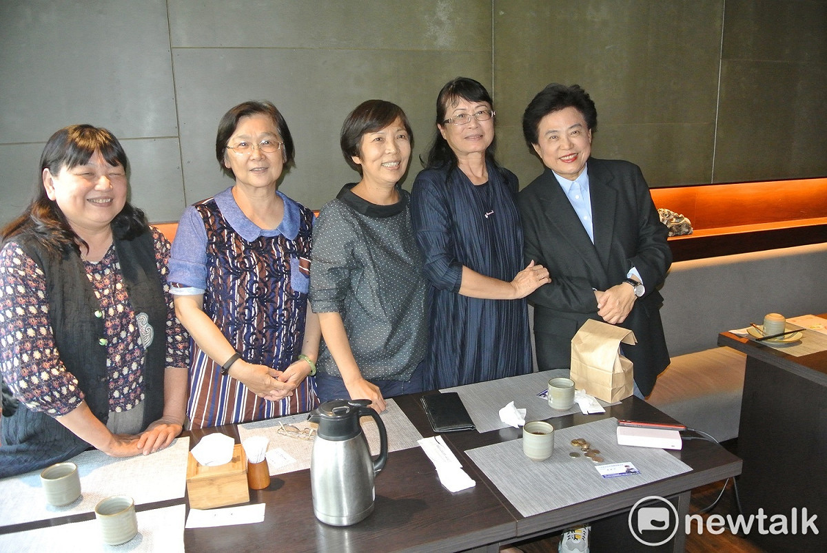 沈智慧沒參加臨時中常會，在台中跑程遇到清水高中學姊主動要求合照。 圖：唐復年/攝。