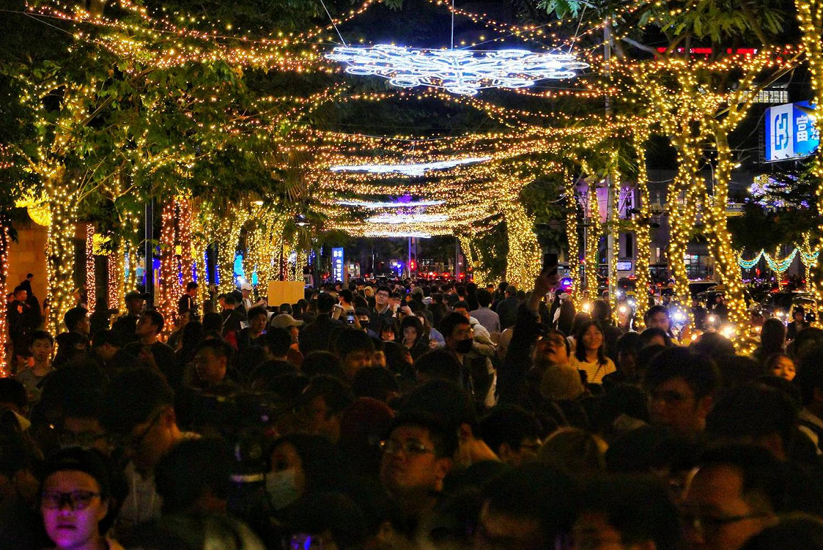 耶誕城15日晚上正式點燈開城，立刻湧入大量遊客。  圖：新北市政府／提供