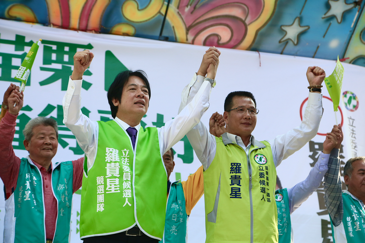行政院前院長賴清德(左一)16日幫苗栗縣第一選區立委參選人羅貴星(右一)站台。 圖：賴清德辦公室提供