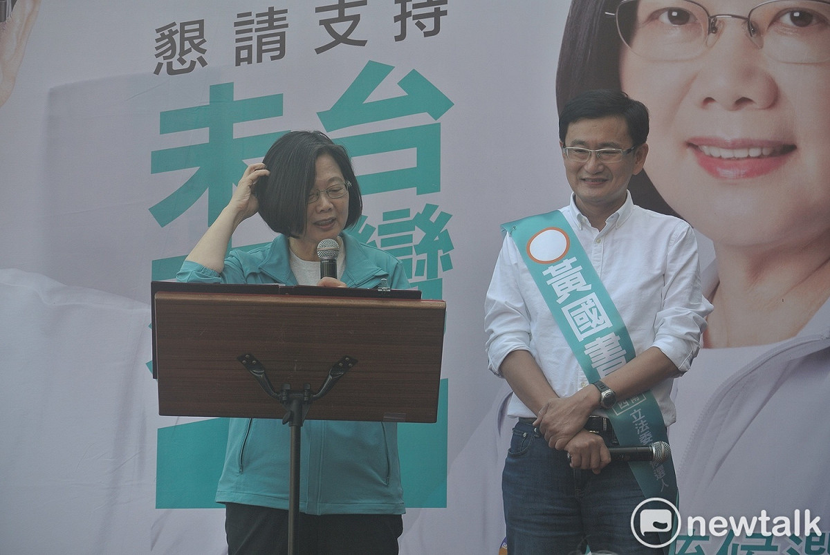 蔡英文說錯市議員邱素貞的姓，頻騷頭化解尷尬。 圖：唐復年/攝