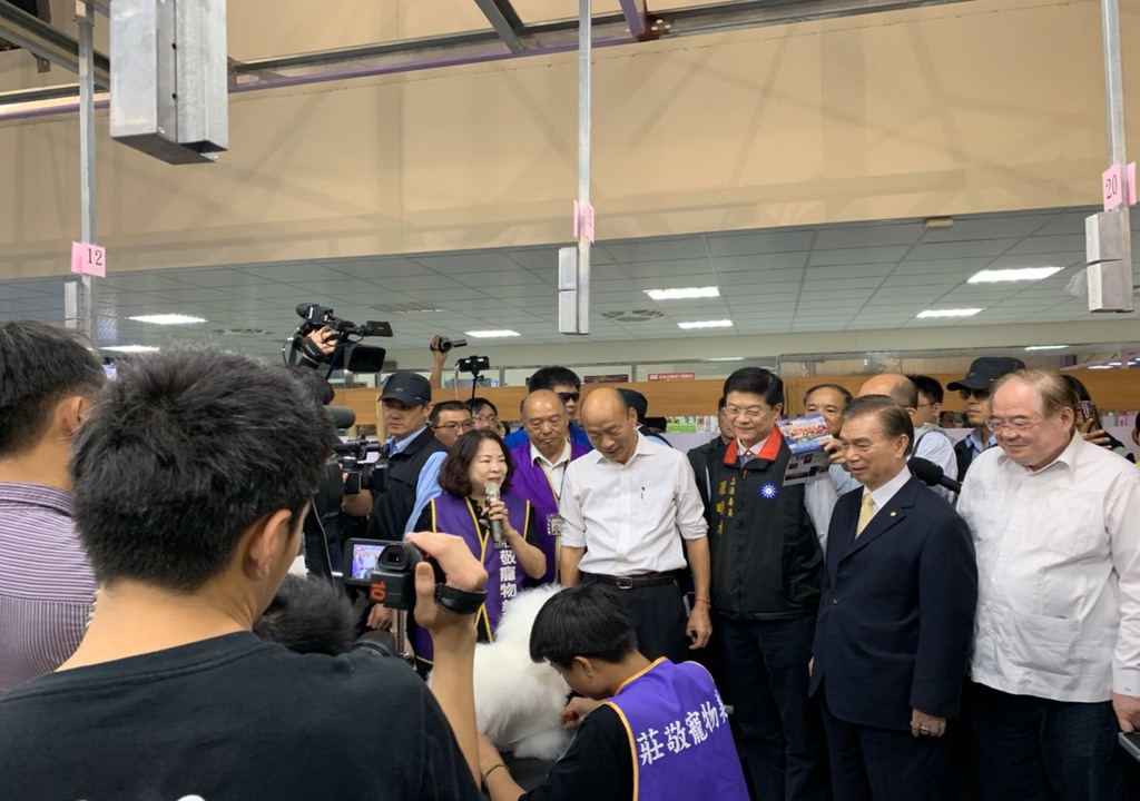 國民黨總統參選人韓國瑜16日參加新北市新店私立莊敬高職的校慶活動，違反政治活動不入校園的規定。 圖：曾文溪/攝