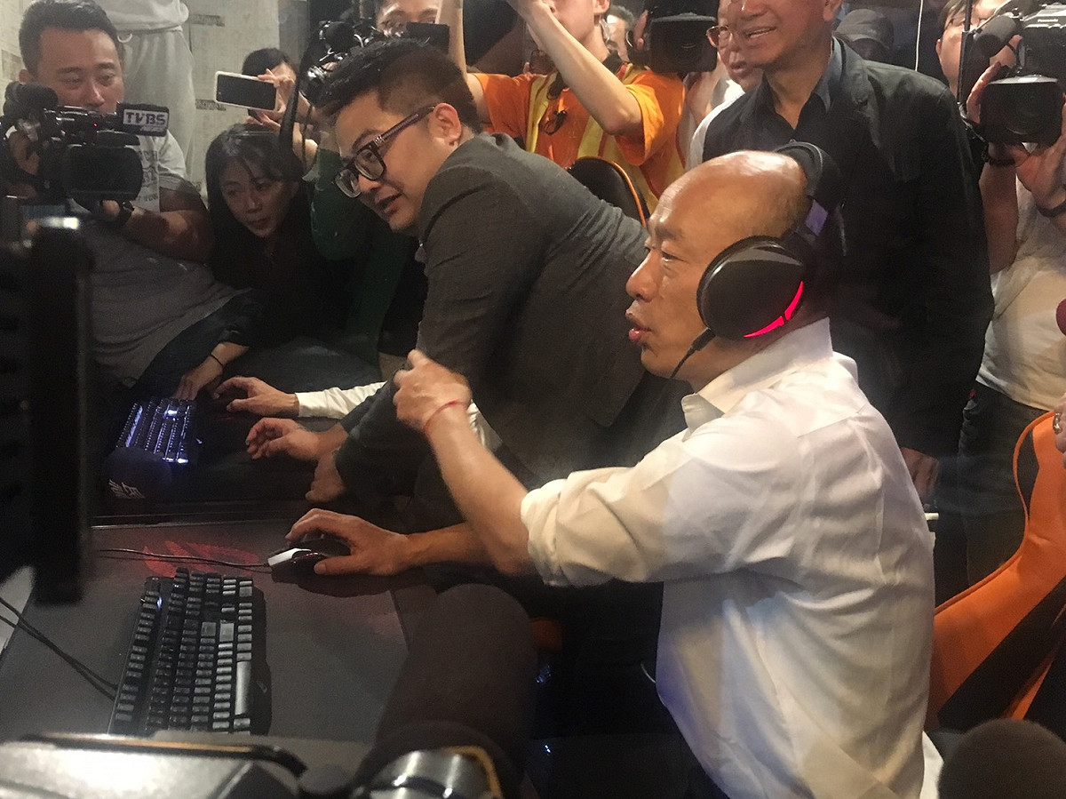 韓國瑜參觀莊敬高職電競教室，以專業設備與立委羅明才對戰一局「英雄聯盟」，直呼「好玩」。  圖：韓國瑜競選總部提供