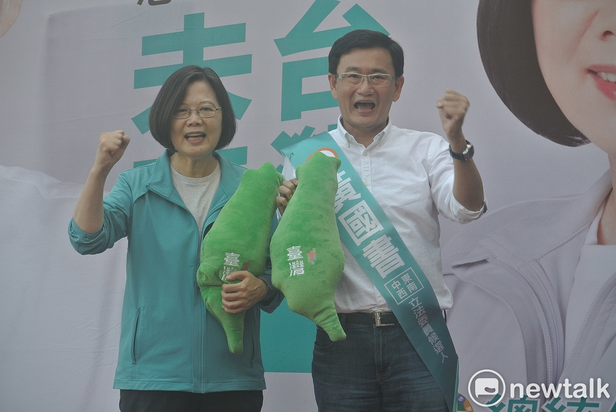蔡英文贈送黃國書台灣抱忱。 圖：唐復年/攝