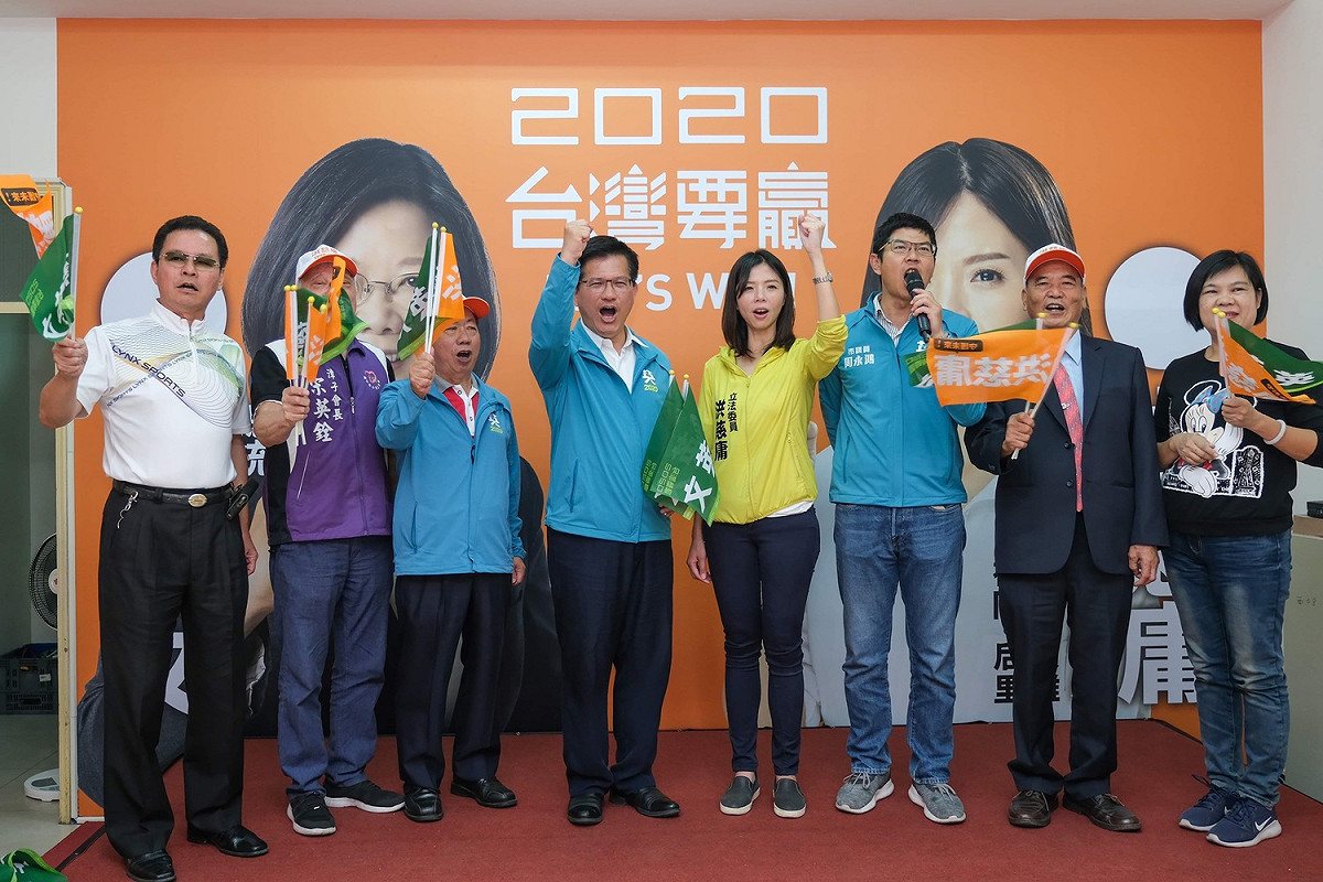 立委洪慈庸潭子聯合競選總部茶會，立法院長蘇嘉全、交通部長林佳龍、民進黨副秘書長林飛帆均到場力挺。 圖：洪慈庸競選總部提供