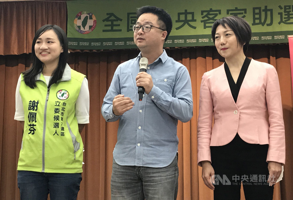 民進黨日前公布不分區立委名單，前社民黨召集人范雲（右）名列其中。范雲16日與民進黨秘書長羅文嘉（中）同台為立委參選人謝佩芬（左）輔選，也當場宣布范雲正式加入民進黨。 圖：中央社提供