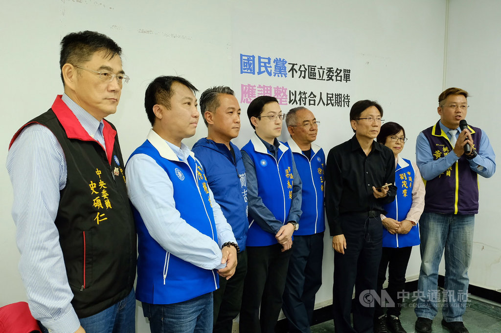 國民黨不分區立委名單16日出爐，退將吳斯懷仍名列其中，黨籍桃園市議員詹江村（右3）表示，將在不脫黨的情況下報備參選區域立委。圖為國民黨籍多名議員108年11月14日針對黨不分區名單舉行記者會表不滿。 圖：中央社提供