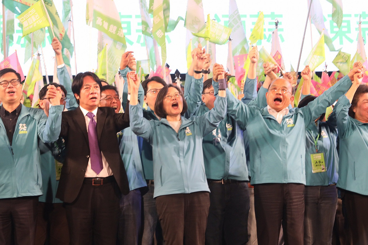 蔡英文高雄市競選總部今（16）成立，吸引十萬名群眾到場支持，賴清德、蘇貞昌、陳其邁多位民進黨重要幹部都到場，營造勝選氣勢。 圖：本報攝影中心攝