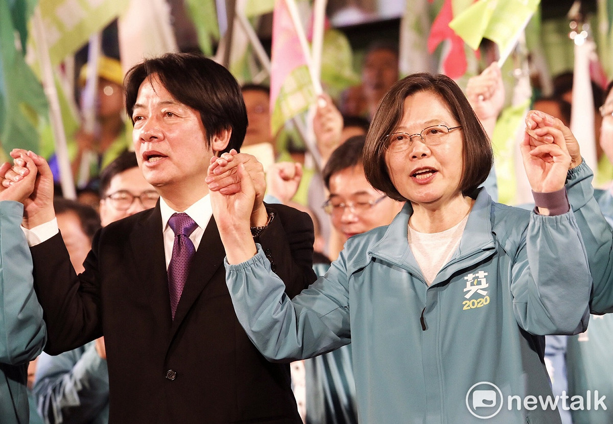 蔡英文高雄市競選總部今（16）舉辦成立大會，蔡賴同台，蔡英文明早九點宣布副手，「蔡賴配」呼之欲出。 圖：本報攝影中心／攝（資料照片）
