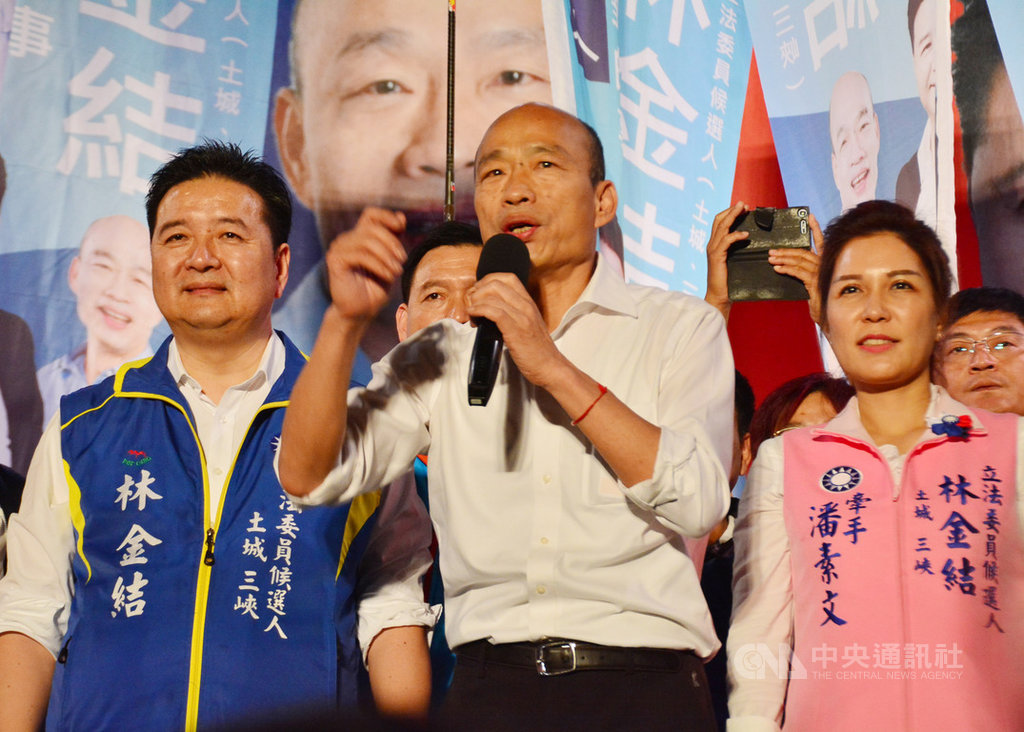 國民黨總統參選人韓國瑜（中）16日晚間到新北市土城區為黨籍立委參選人林金結（左）站台時表示，若國民黨重新執政，將更謙卑傾聽民眾心聲，會做牛做馬而不會作威作福。 圖：中央社提供