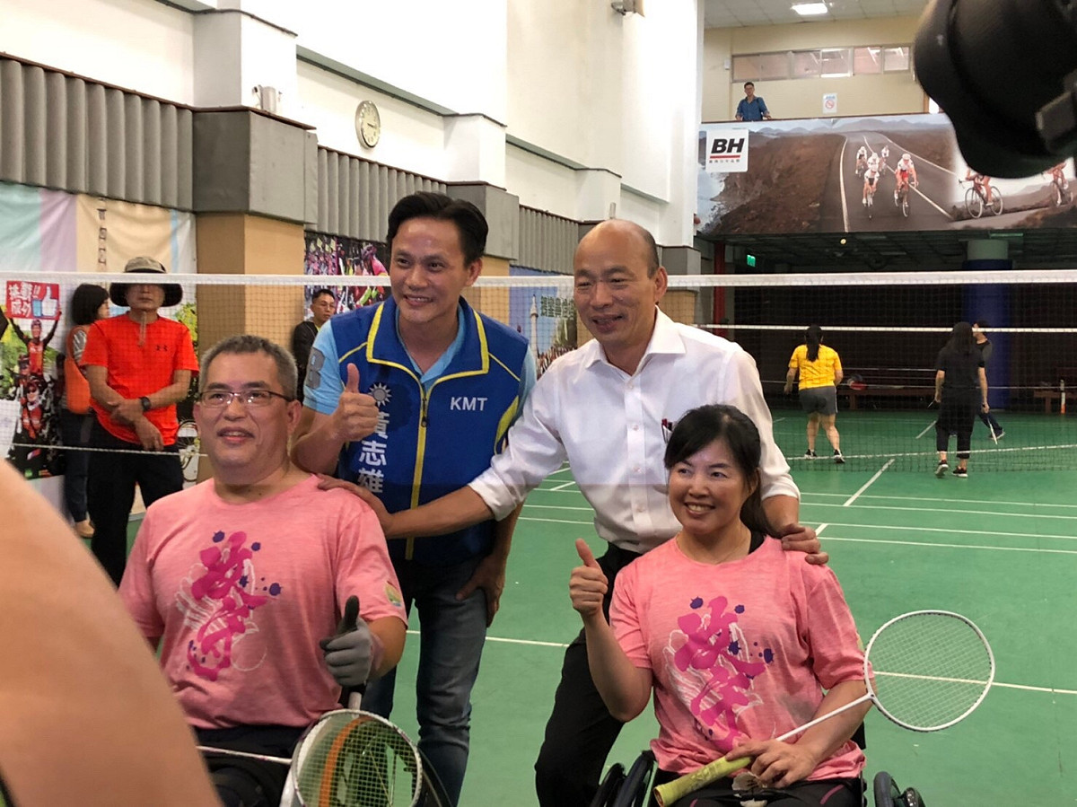 韓國瑜與黃志雄(後排左)一起發表七大體育政策。 圖：韓國瑜競選總部提供